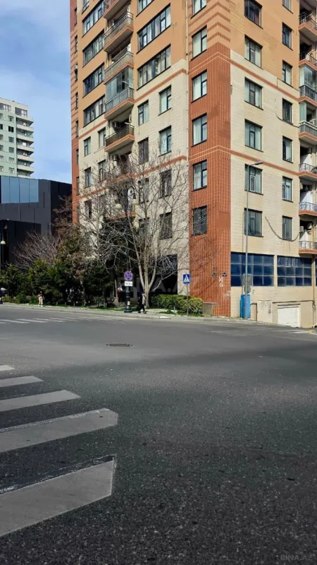 Satılır 4 otaqlı mənzil 181 m²