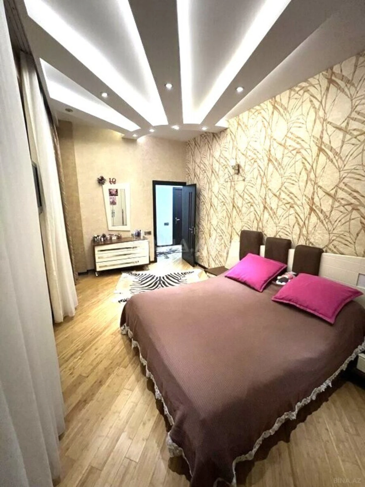 Satılır 4 otaqlı mənzil 160 m²