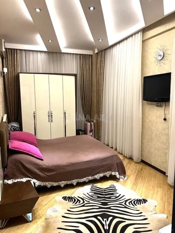 Satılır 4 otaqlı mənzil 160 m²