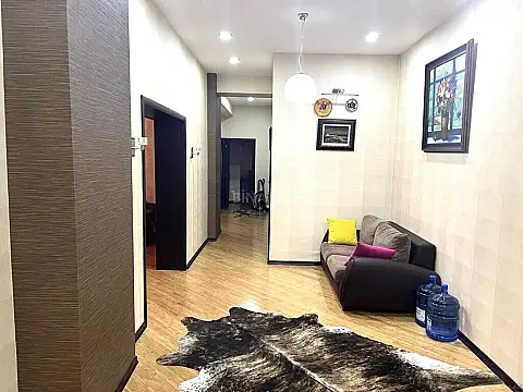 Satılır 4 otaqlı mənzil 160 m²