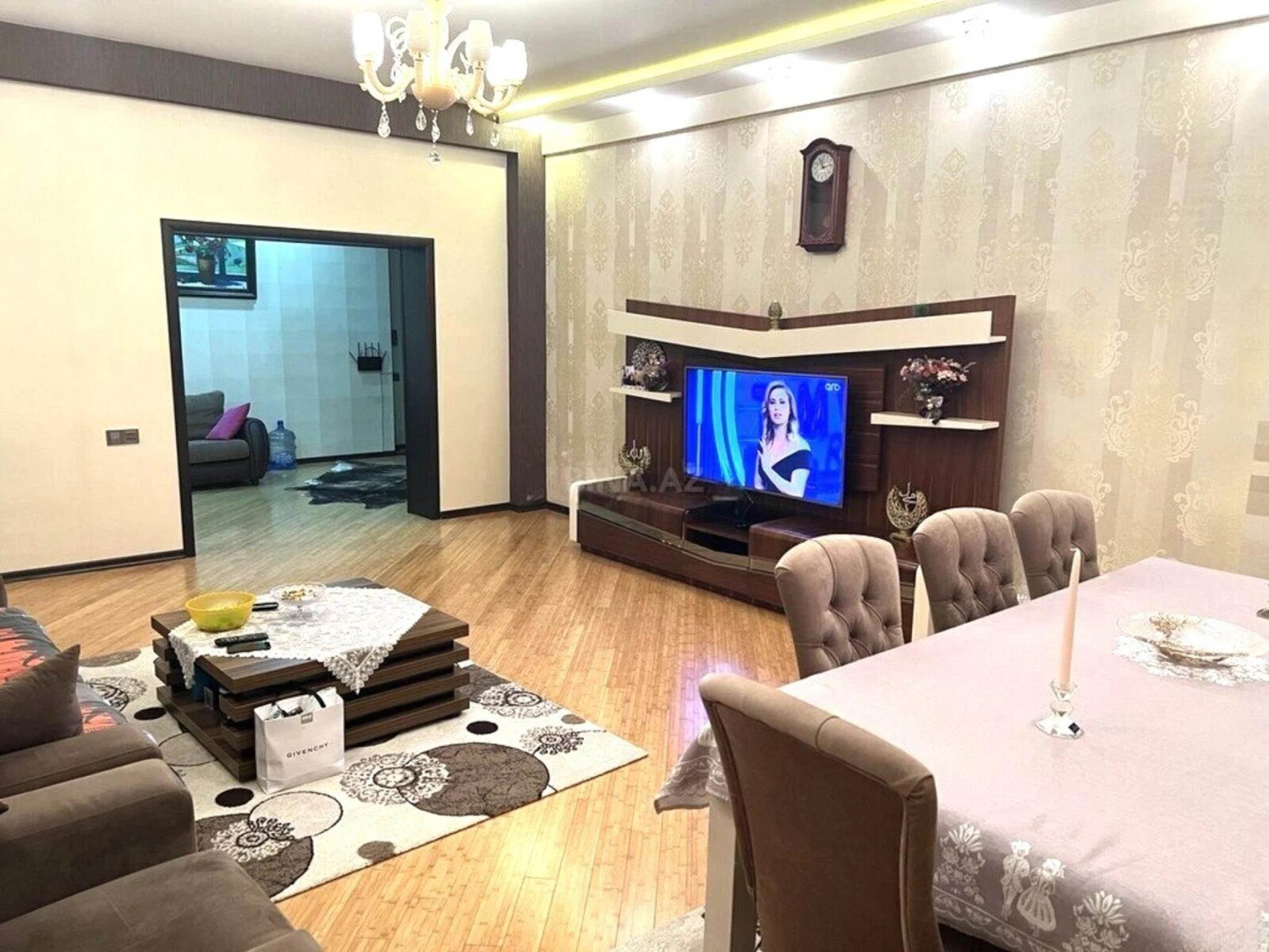 Satılır 4 otaqlı mənzil 160 m²