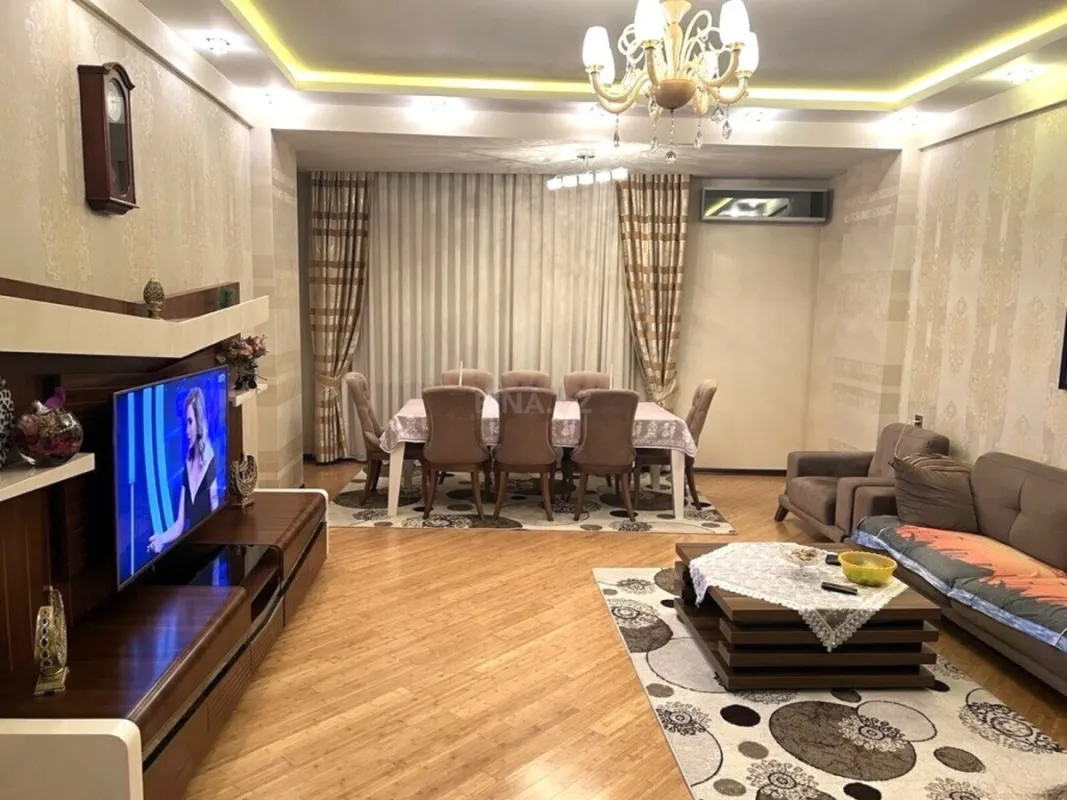 Satılır 4 otaqlı mənzil 160 m²