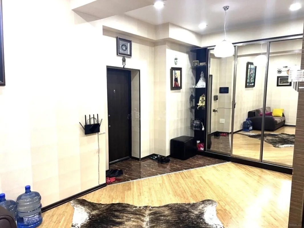 Satılır 4 otaqlı mənzil 160 m²