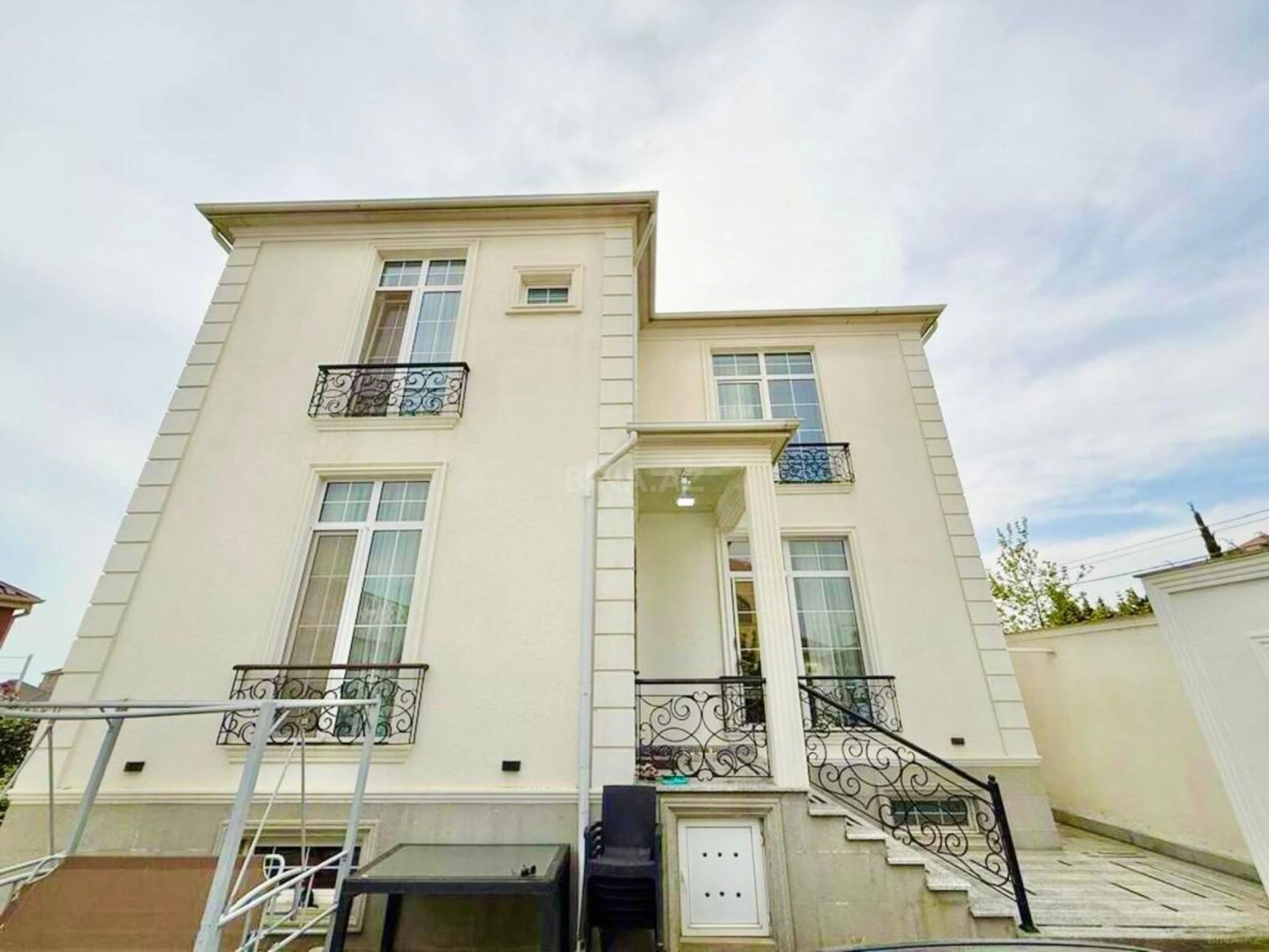 Satılır 7 otaqlı həyət evi 330 m²