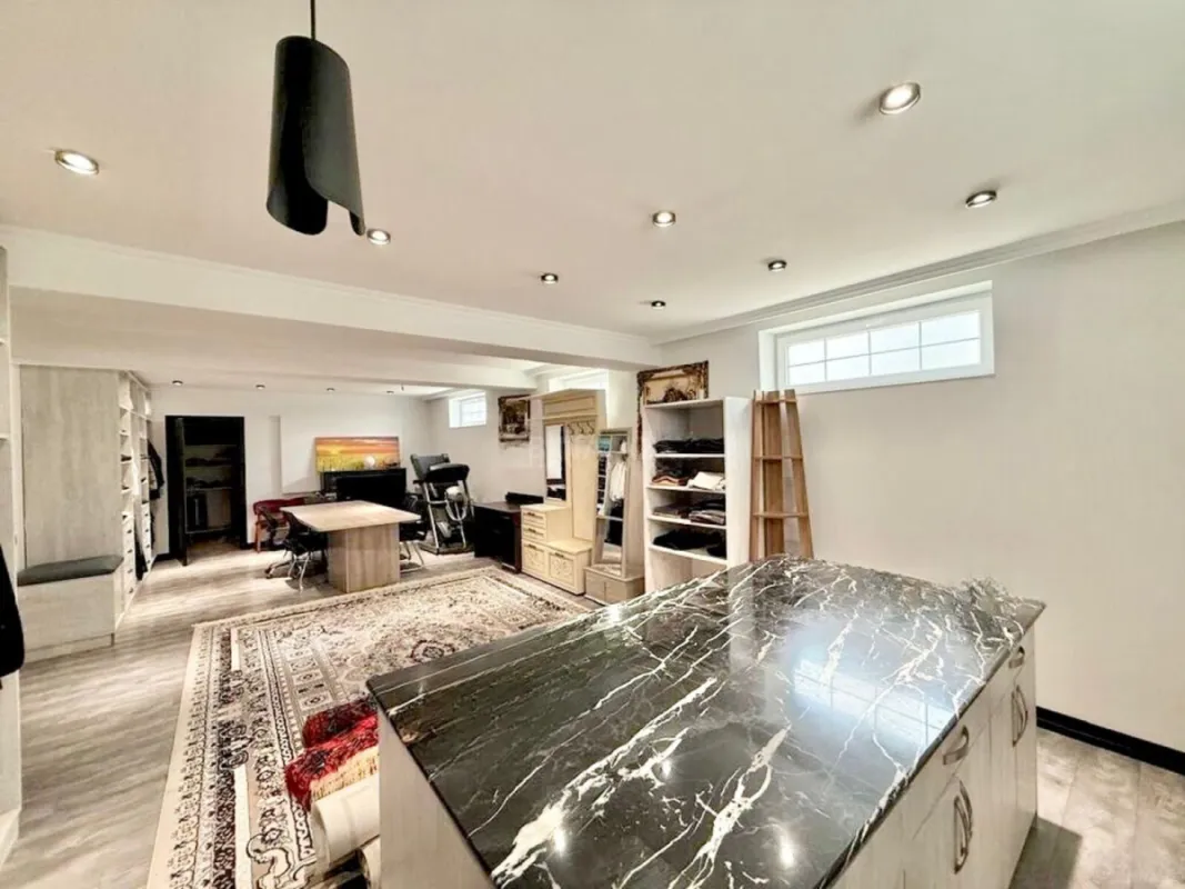 Satılır 7 otaqlı həyət evi 330 m²