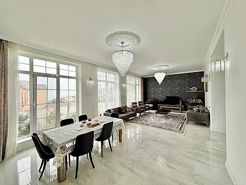 Satılır 7 otaqlı həyət evi 330 m²