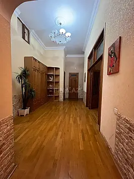 Kirayə verilir 8 otaqlı həyət evi 489 m²