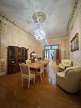 Kirayə verilir 8 otaqlı həyət evi 489 m²