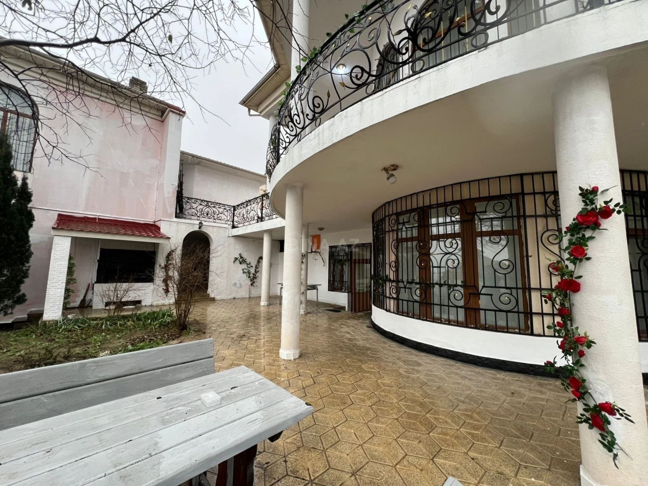 Kirayə verilir 8 otaqlı həyət evi 489 m²