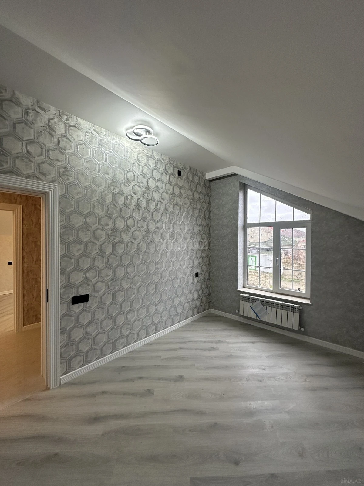 Satılır 5 otaqlı həyət evi 180 m²