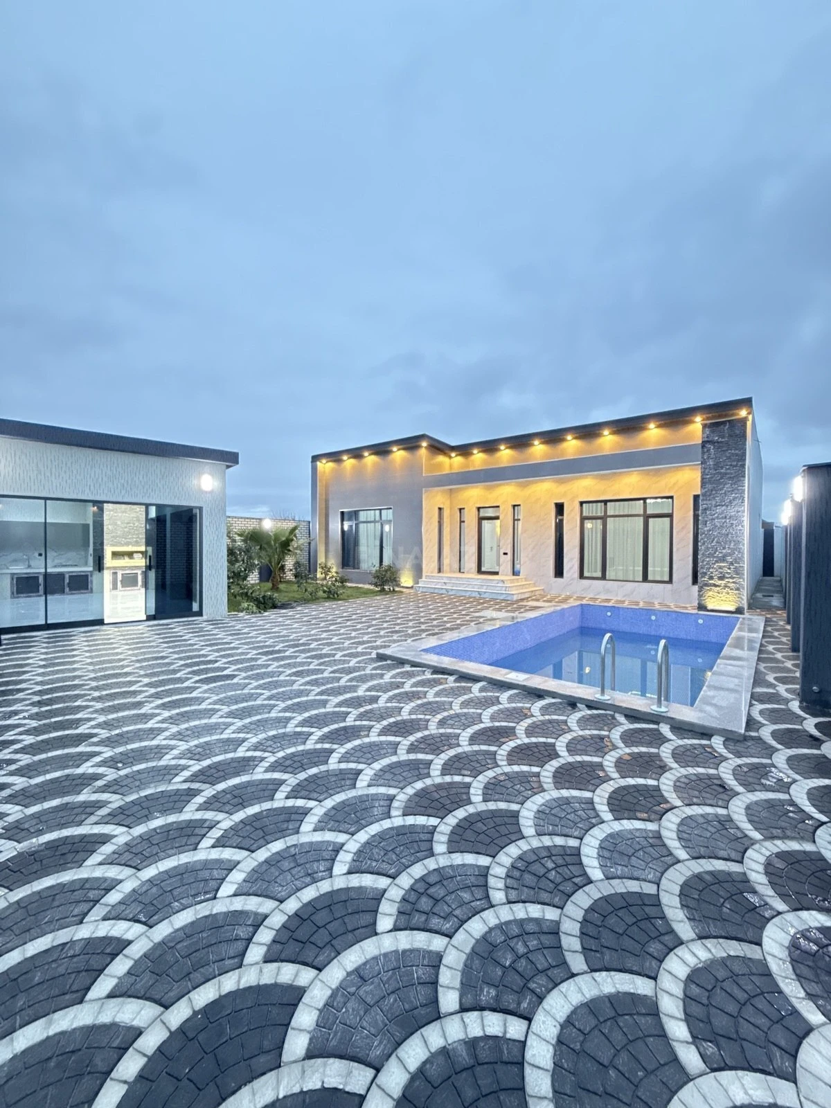 Satılır 5 otaqlı həyət evi 180 m²