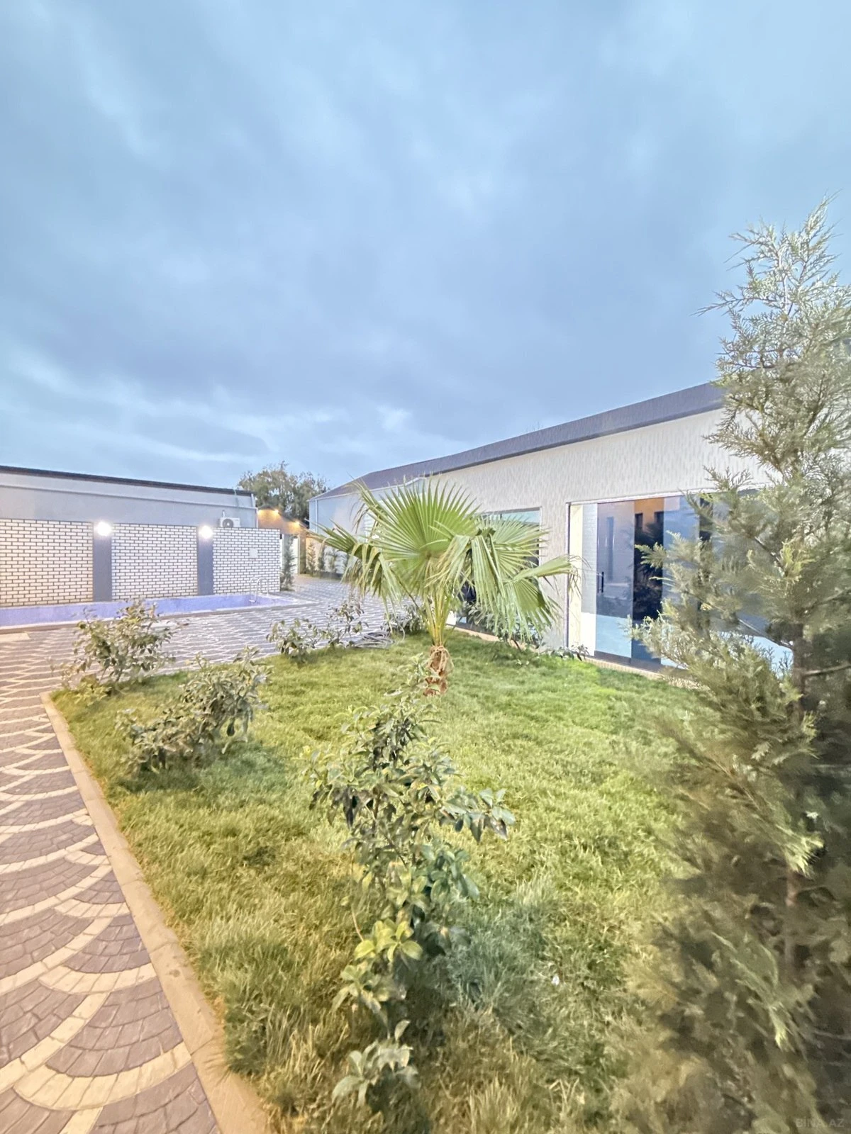 Satılır 5 otaqlı həyət evi 180 m²