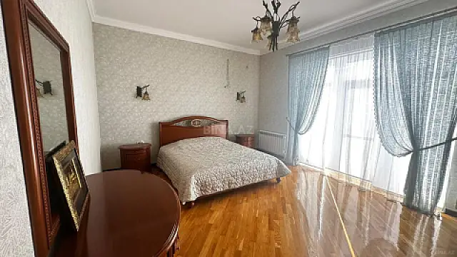 Satılır 6 otaqlı həyət evi 400 m²