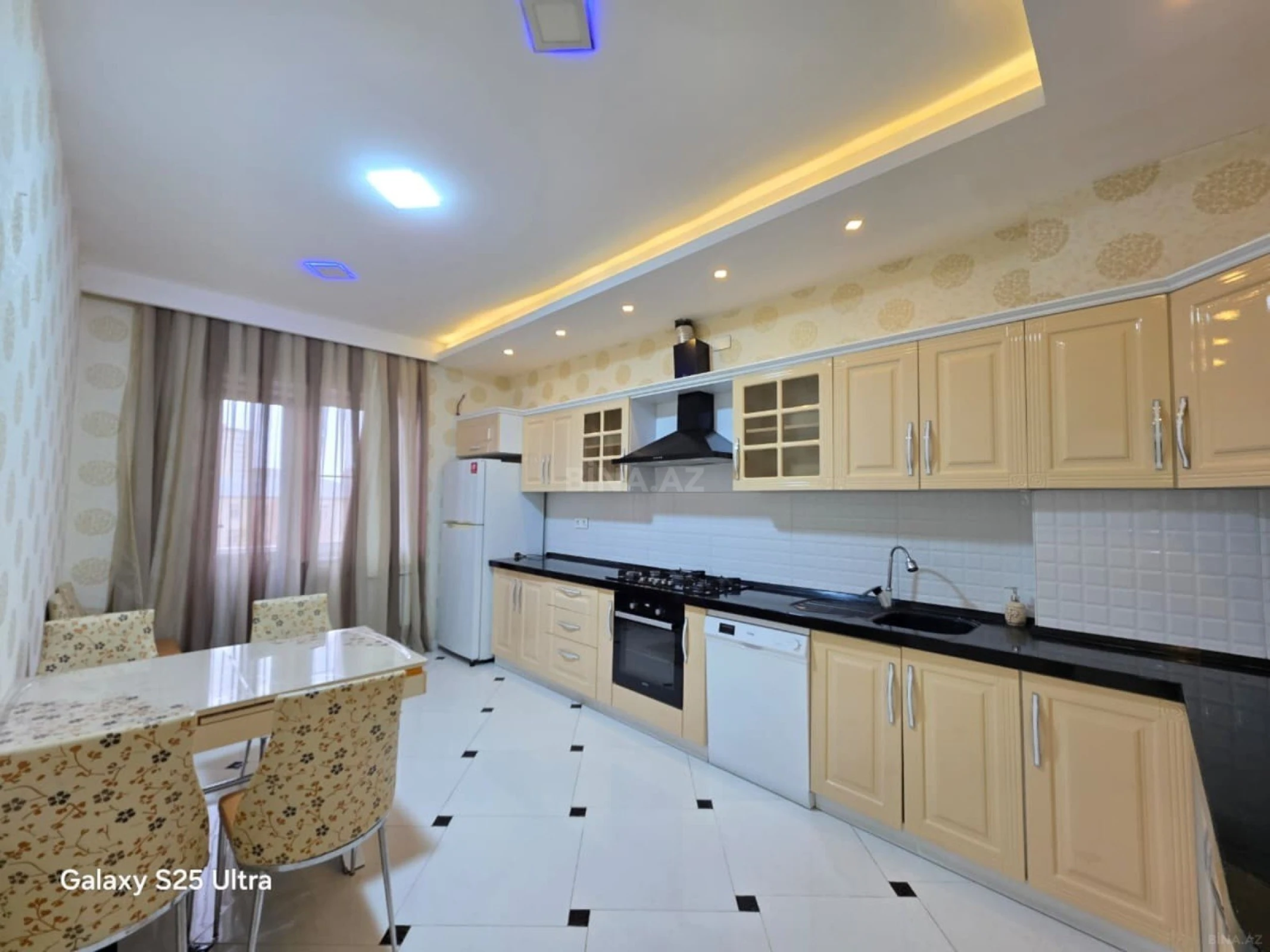 Kirayə verilir 4 otaqlı mənzil 150 m²