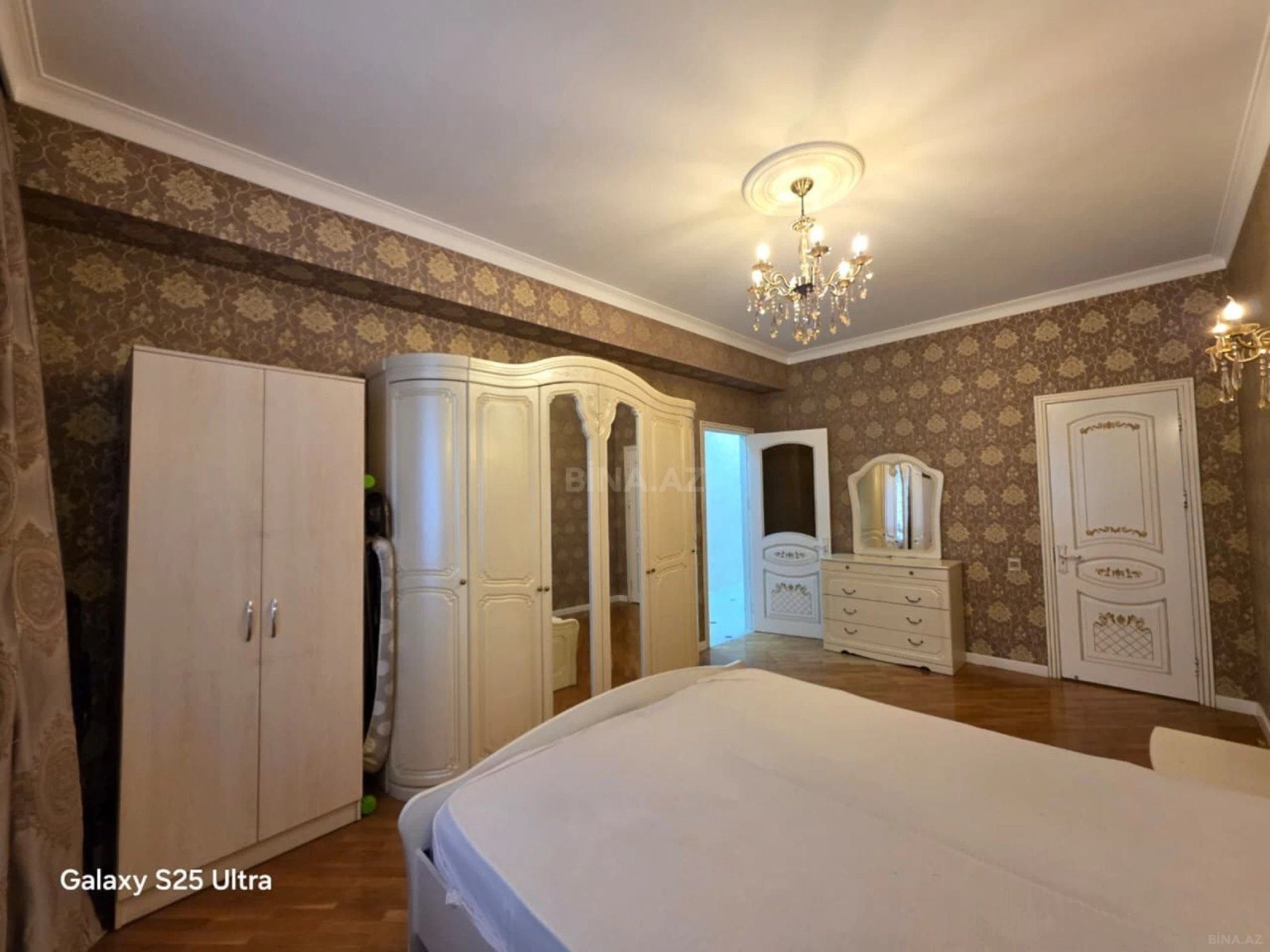 Kirayə verilir 4 otaqlı mənzil 150 m²