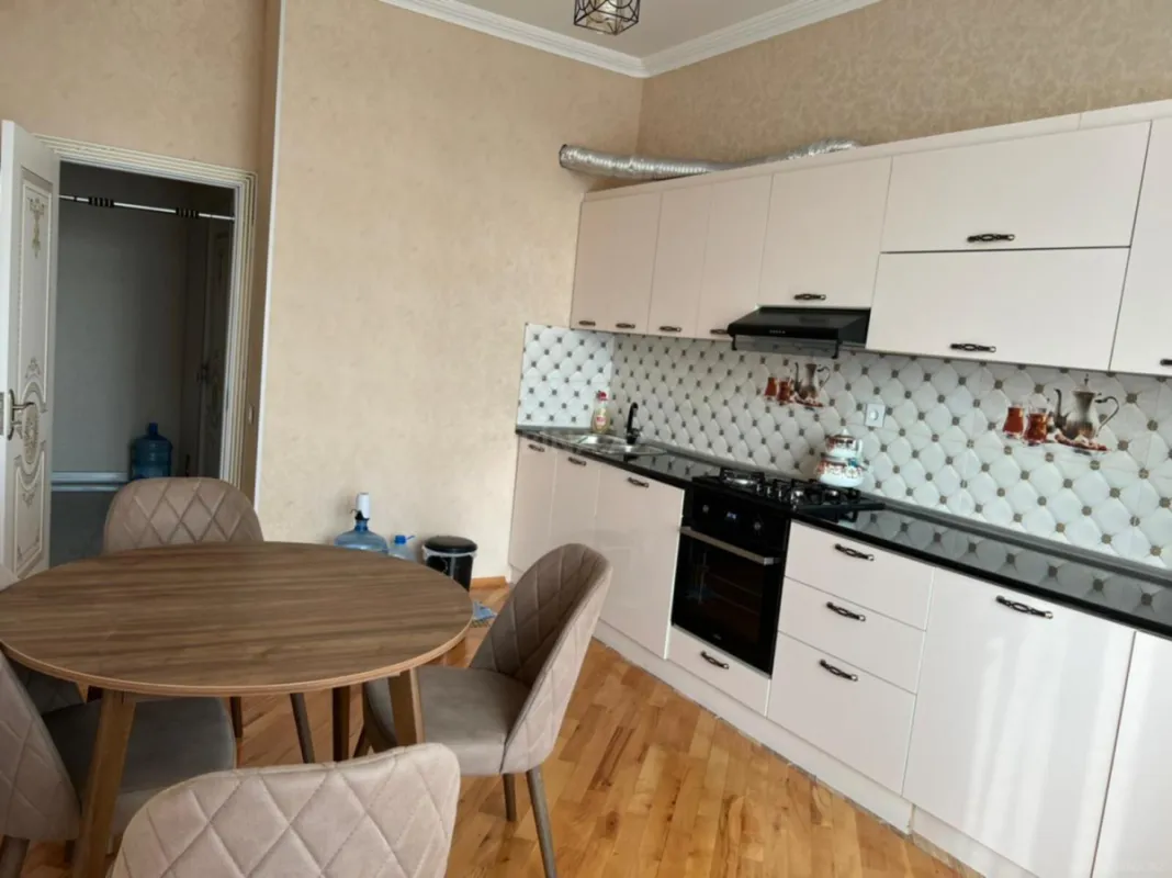 Kirayə verilir 2 otaqlı mənzil 86 m²