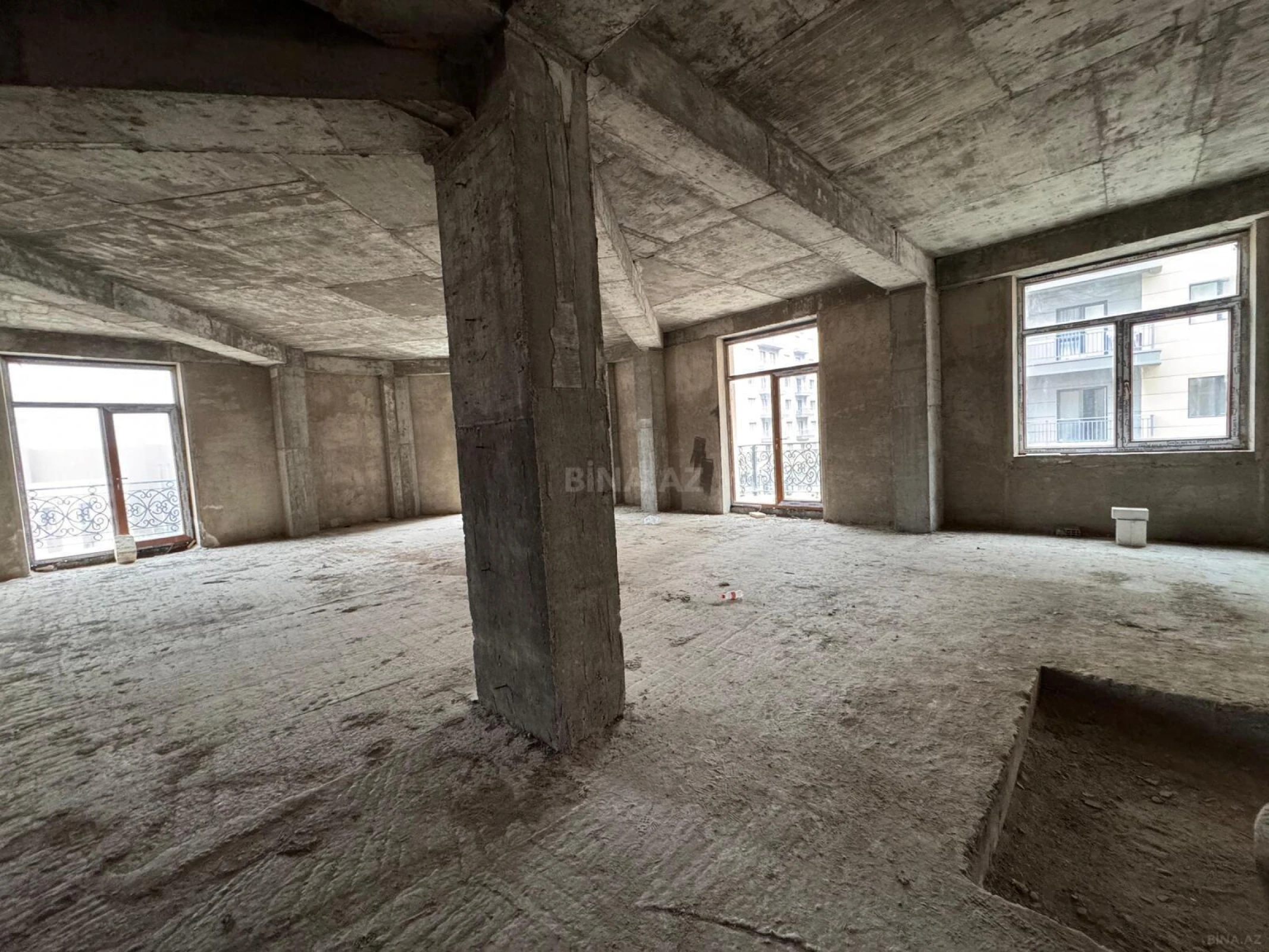 Satılır 4 otaqlı mənzil 210 m²