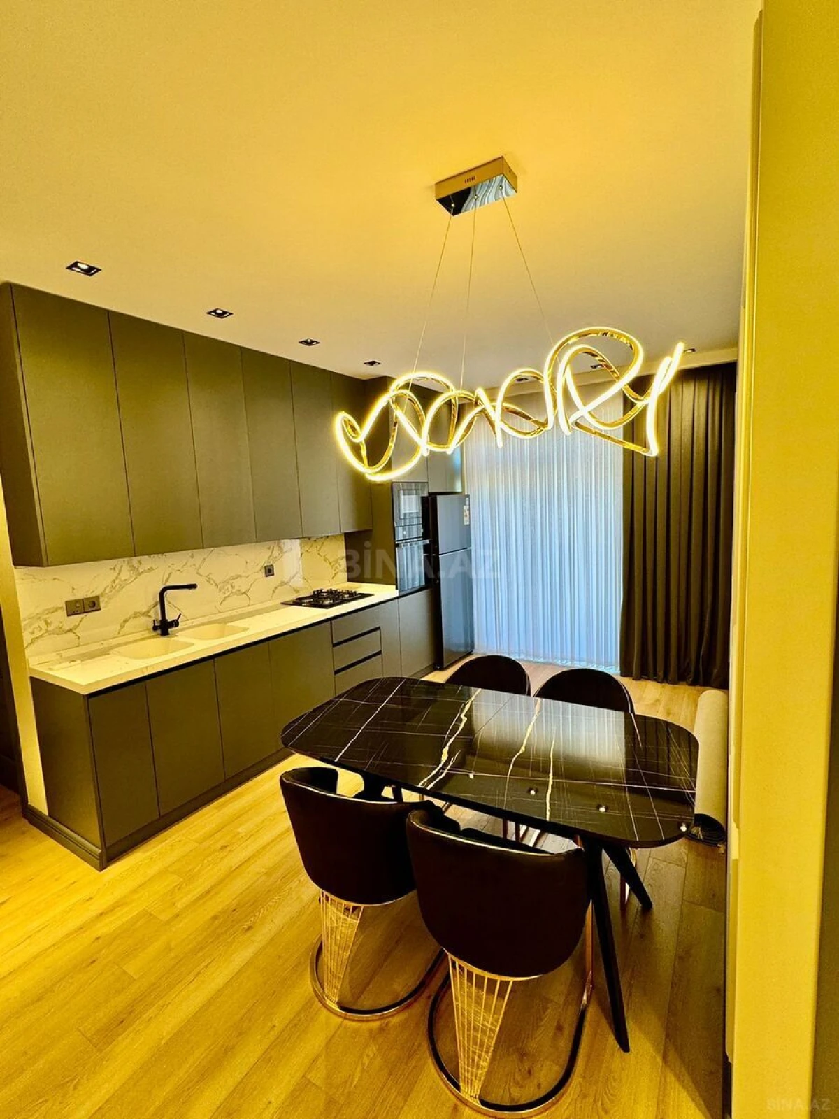 Satılır 3 otaqlı mənzil 98 m²