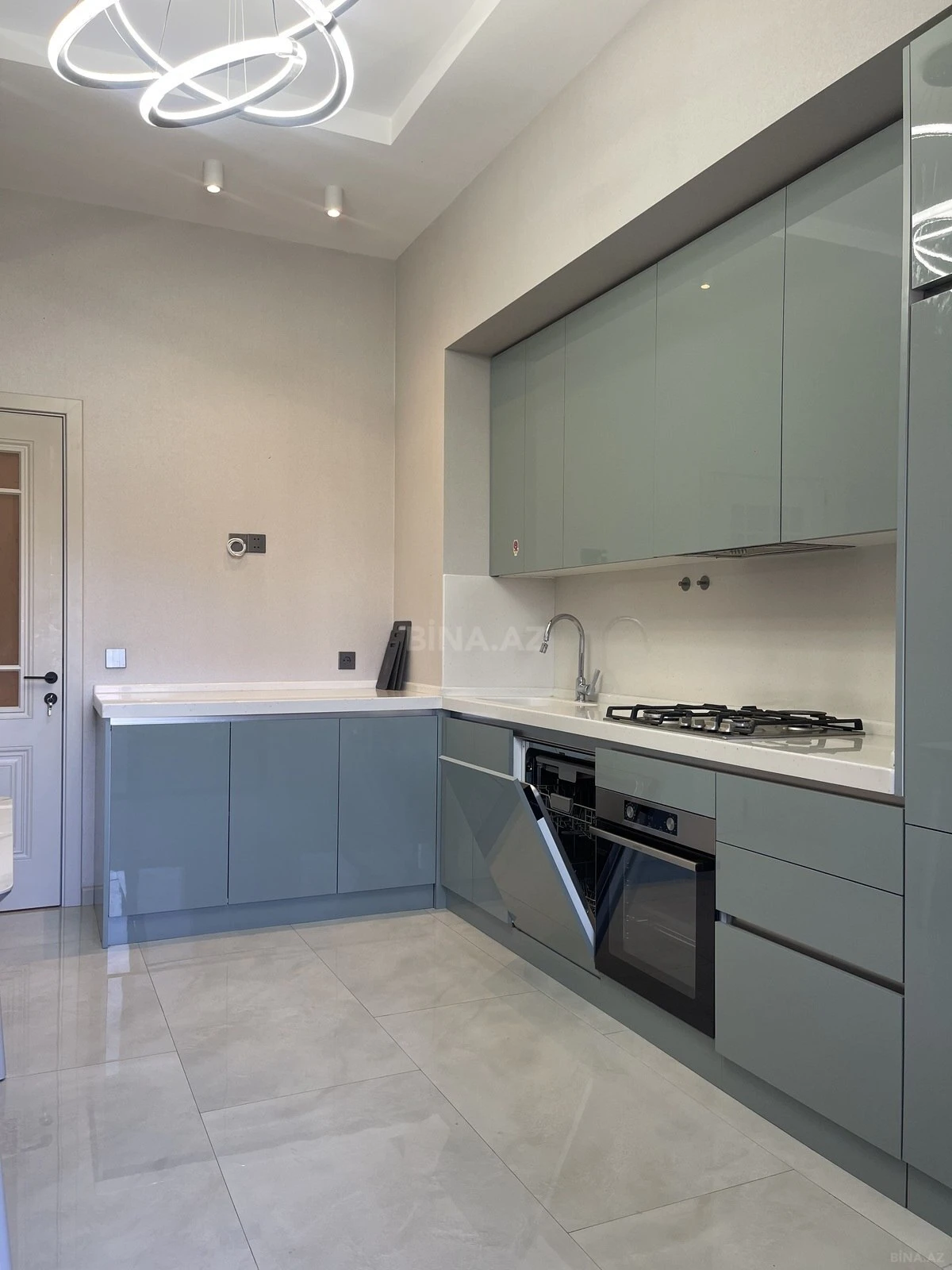 Kirayə verilir 2 otaqlı mənzil 95 m²