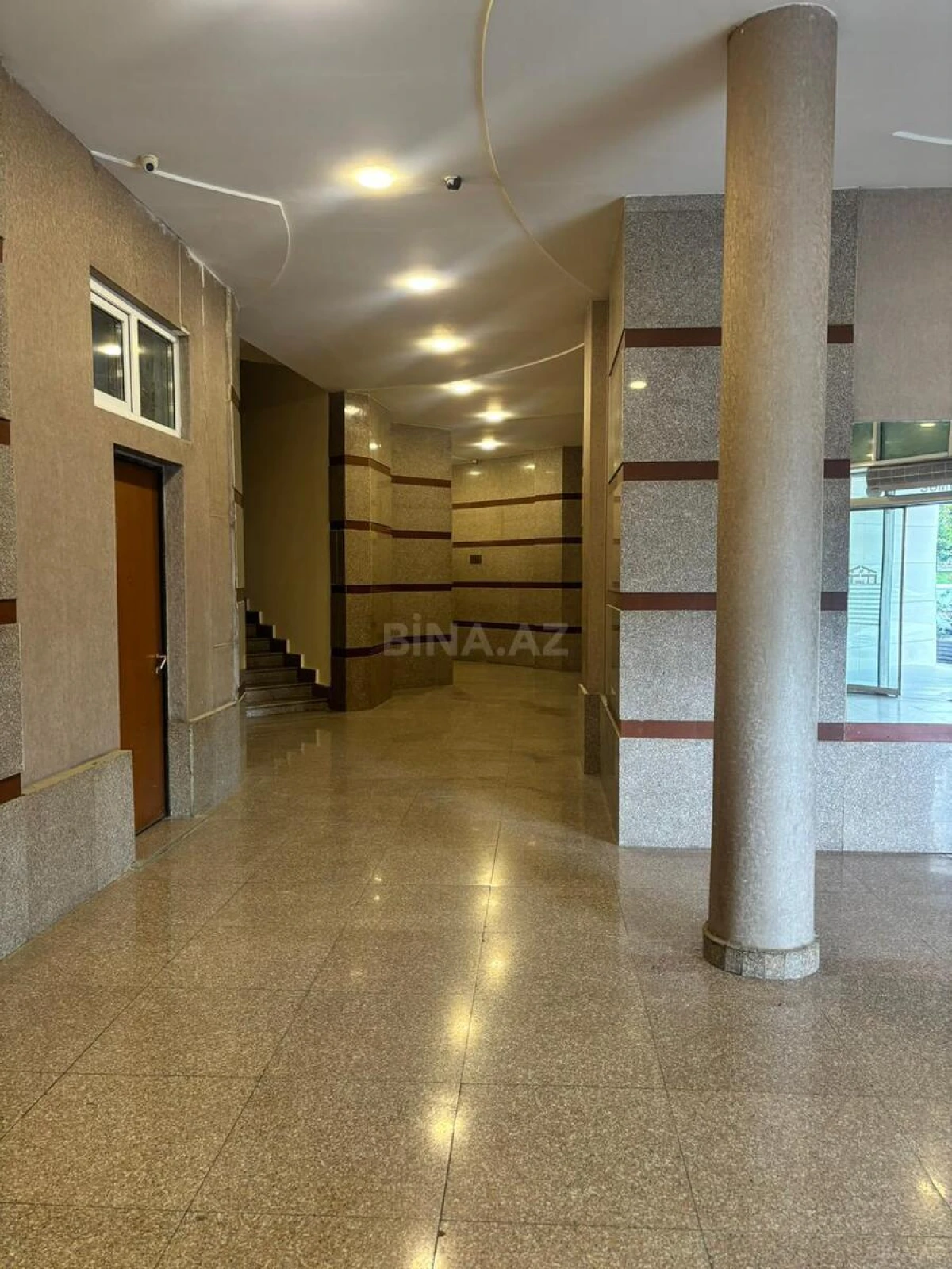 Satılır 4 otaqlı mənzil 240 m²