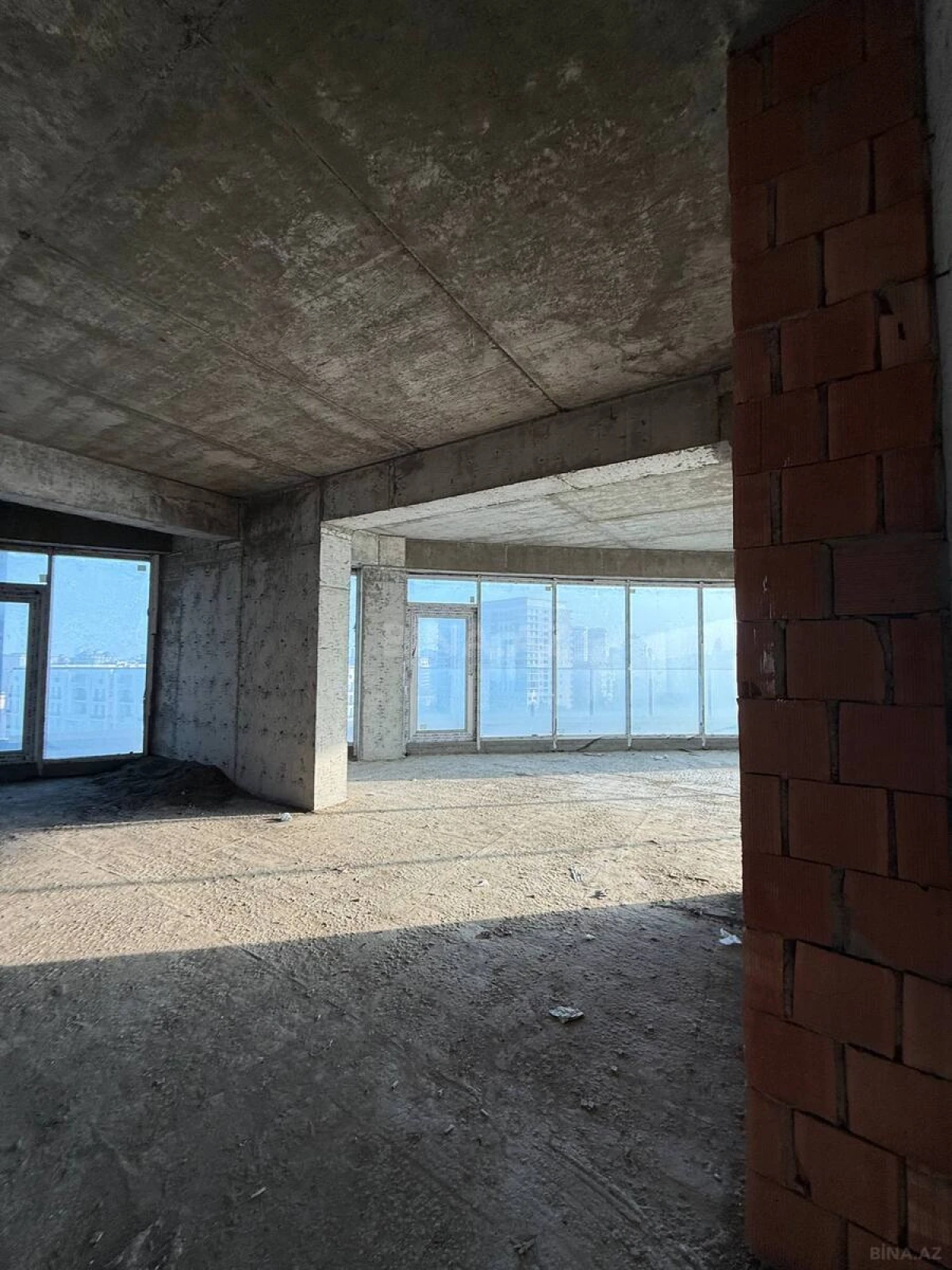 Satılır 4 otaqlı mənzil 248 m²