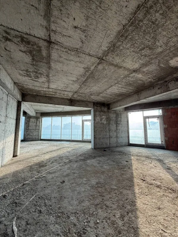 Satılır 4 otaqlı mənzil 248 m²