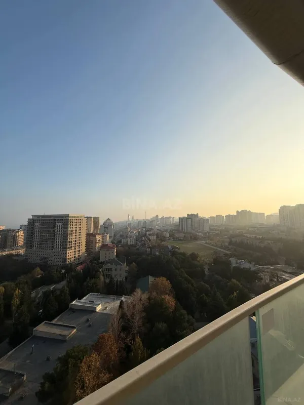 Satılır 4 otaqlı mənzil 248 m²