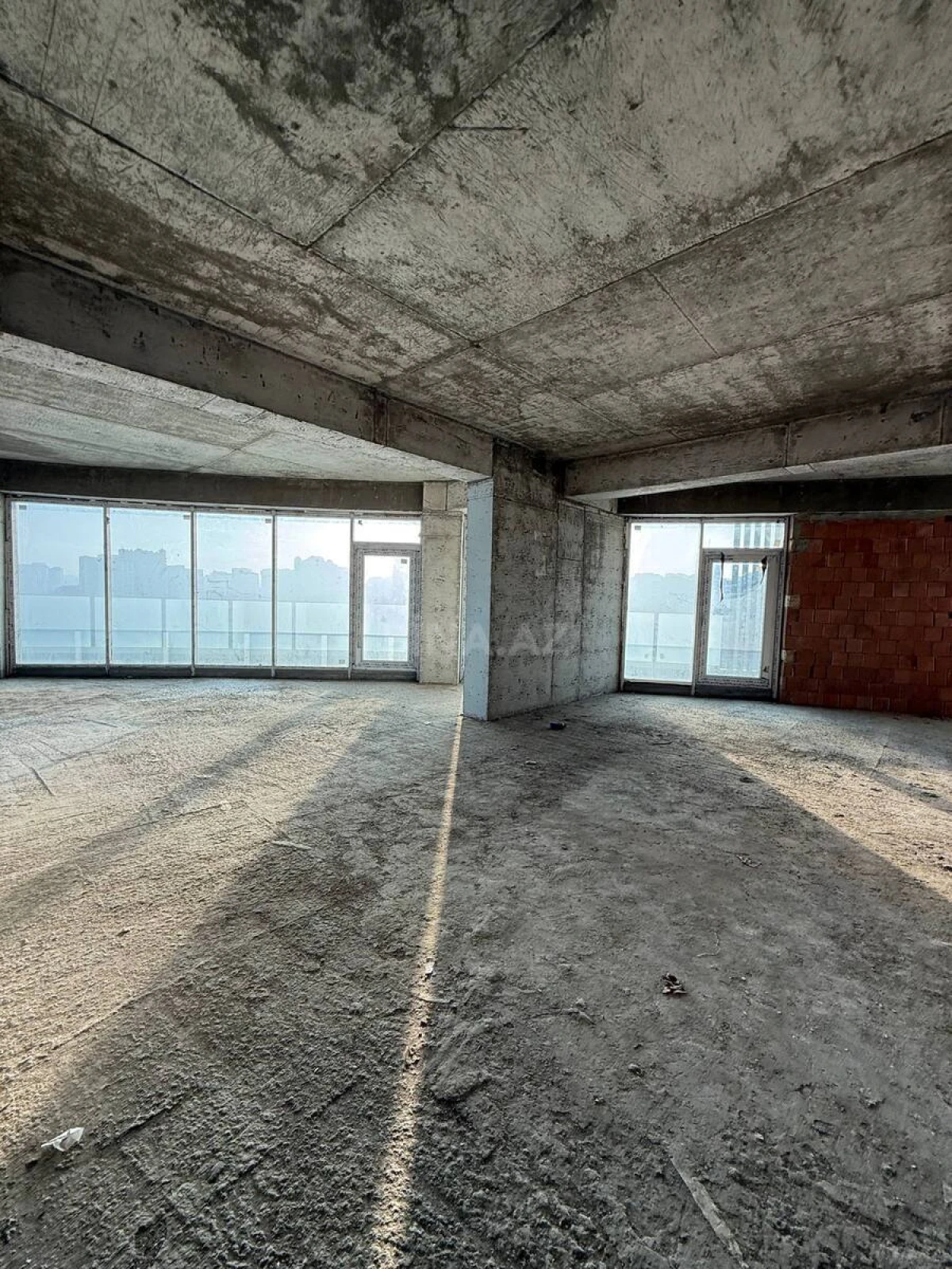 Satılır 4 otaqlı mənzil 248 m²