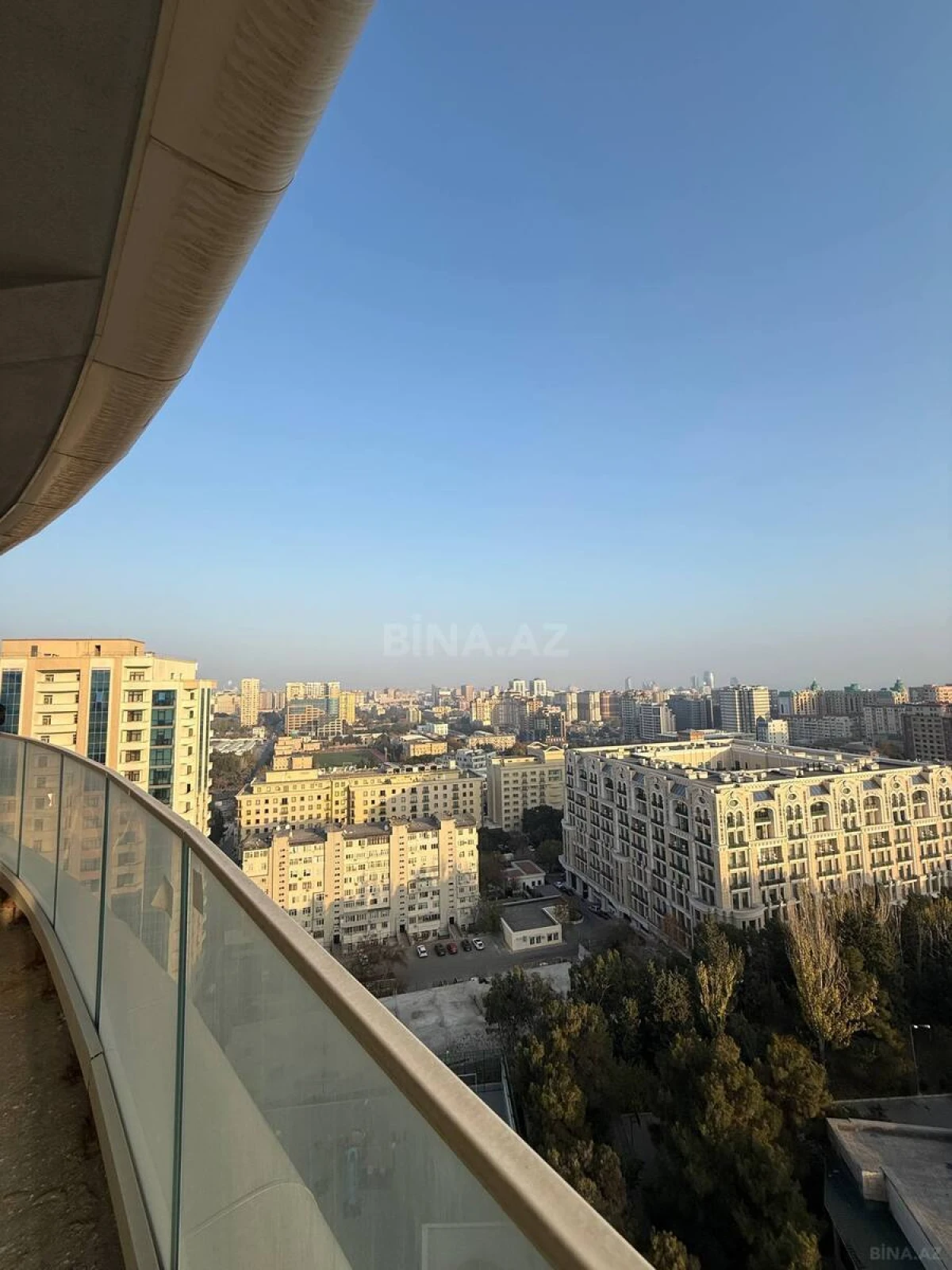 Satılır 4 otaqlı mənzil 248 m²