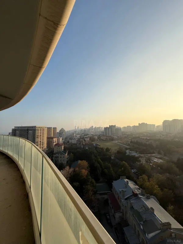 Satılır 4 otaqlı mənzil 248 m²