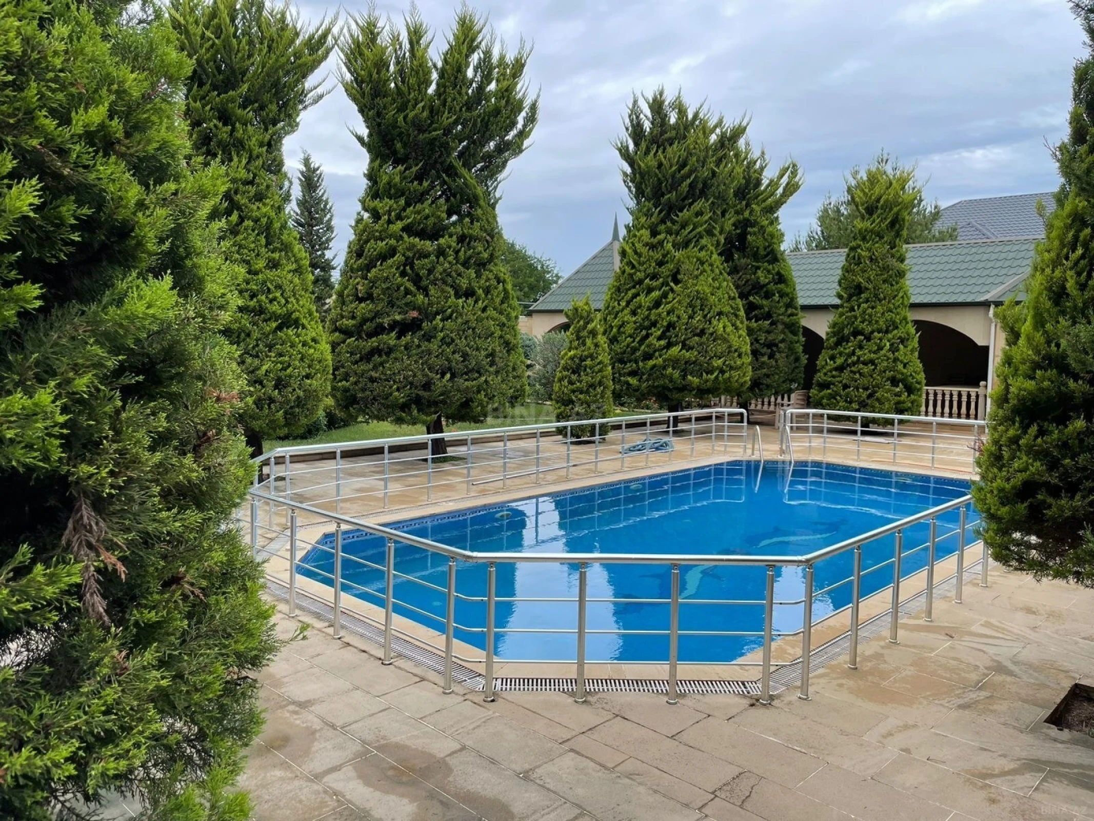 Kirayə verilir 6 otaqlı həyət evi 400 m²