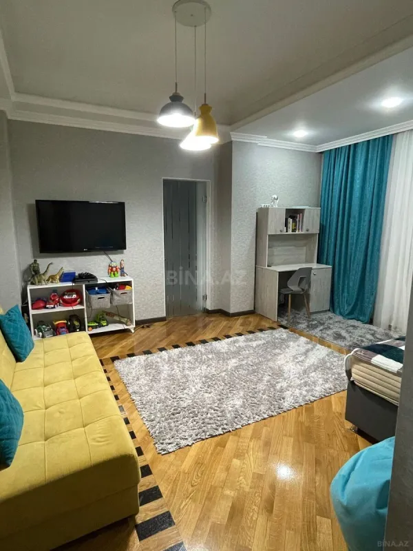 Satılır 4 otaqlı mənzil 230 m²