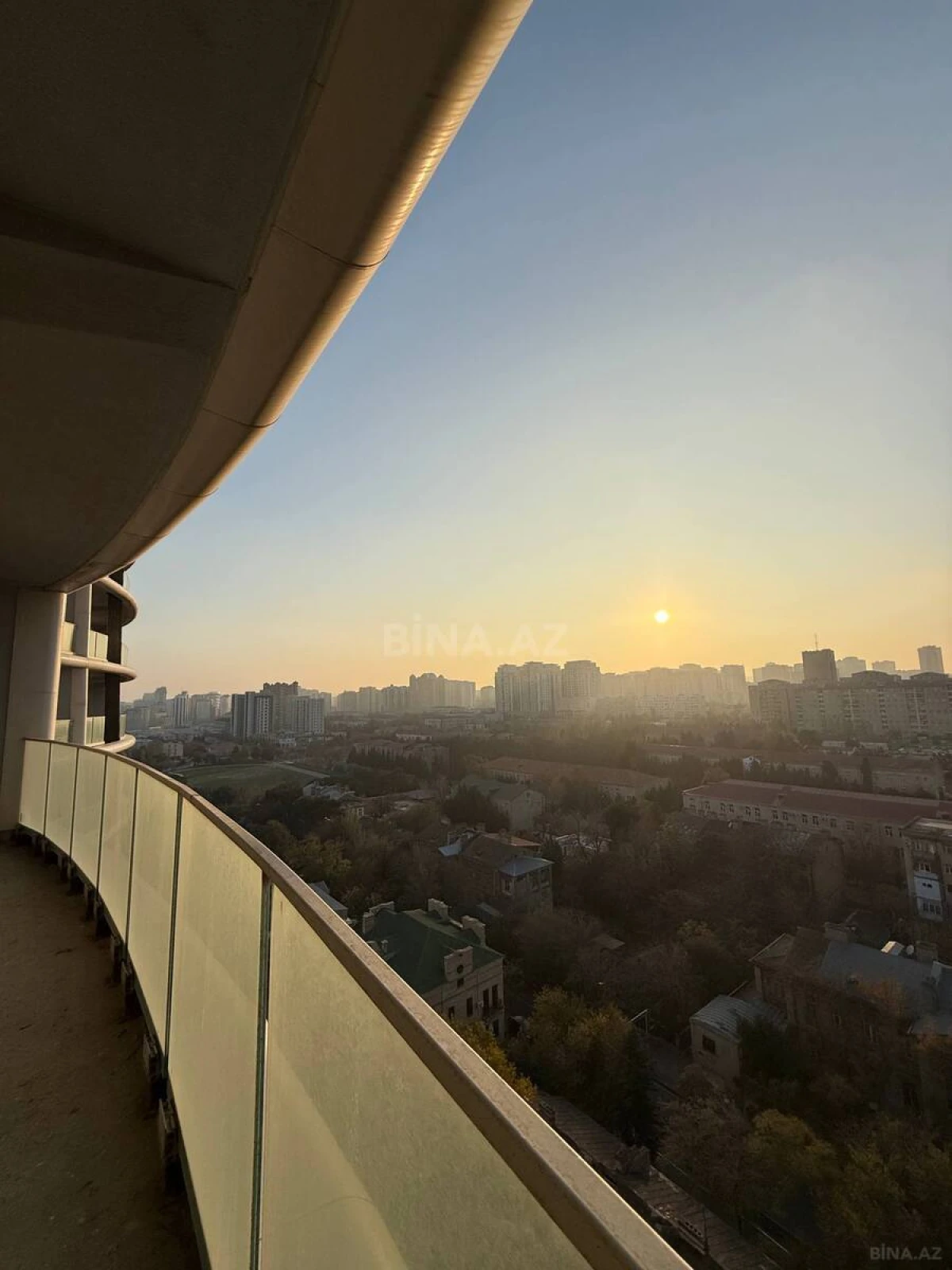 Satılır 3 otaqlı mənzil 172 m²