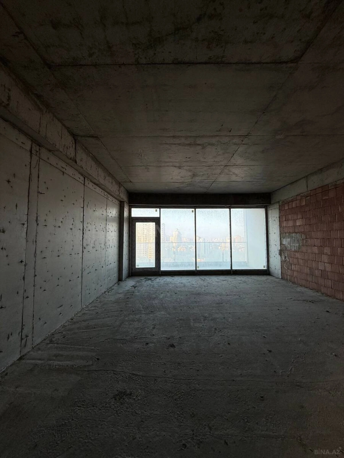 Satılır 3 otaqlı mənzil 172 m²