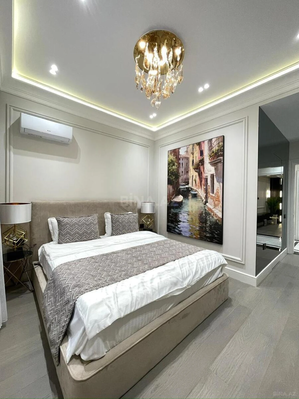 Satılır 4 otaqlı mənzil 140 m²