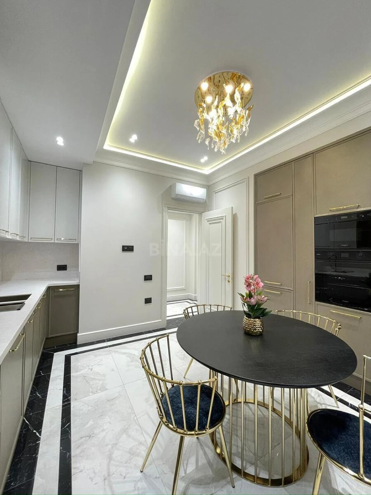 Satılır 4 otaqlı mənzil 140 m²