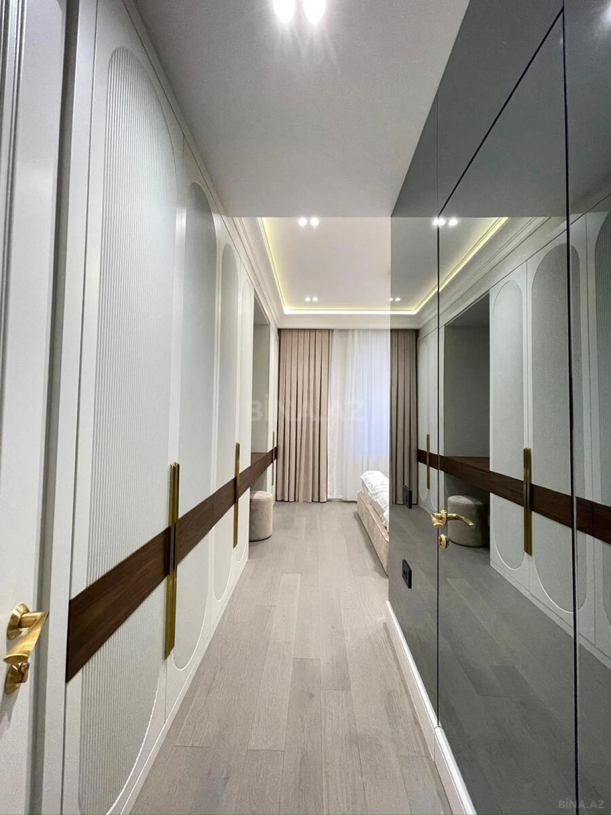 Satılır 4 otaqlı mənzil 140 m²
