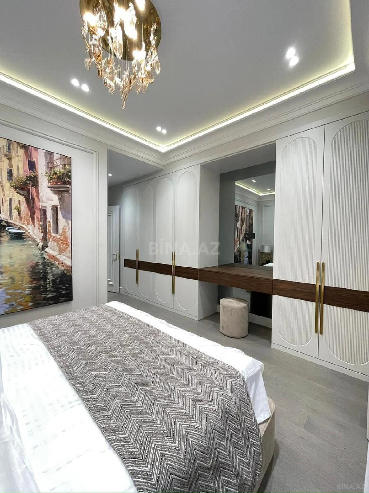 Satılır 4 otaqlı mənzil 140 m²