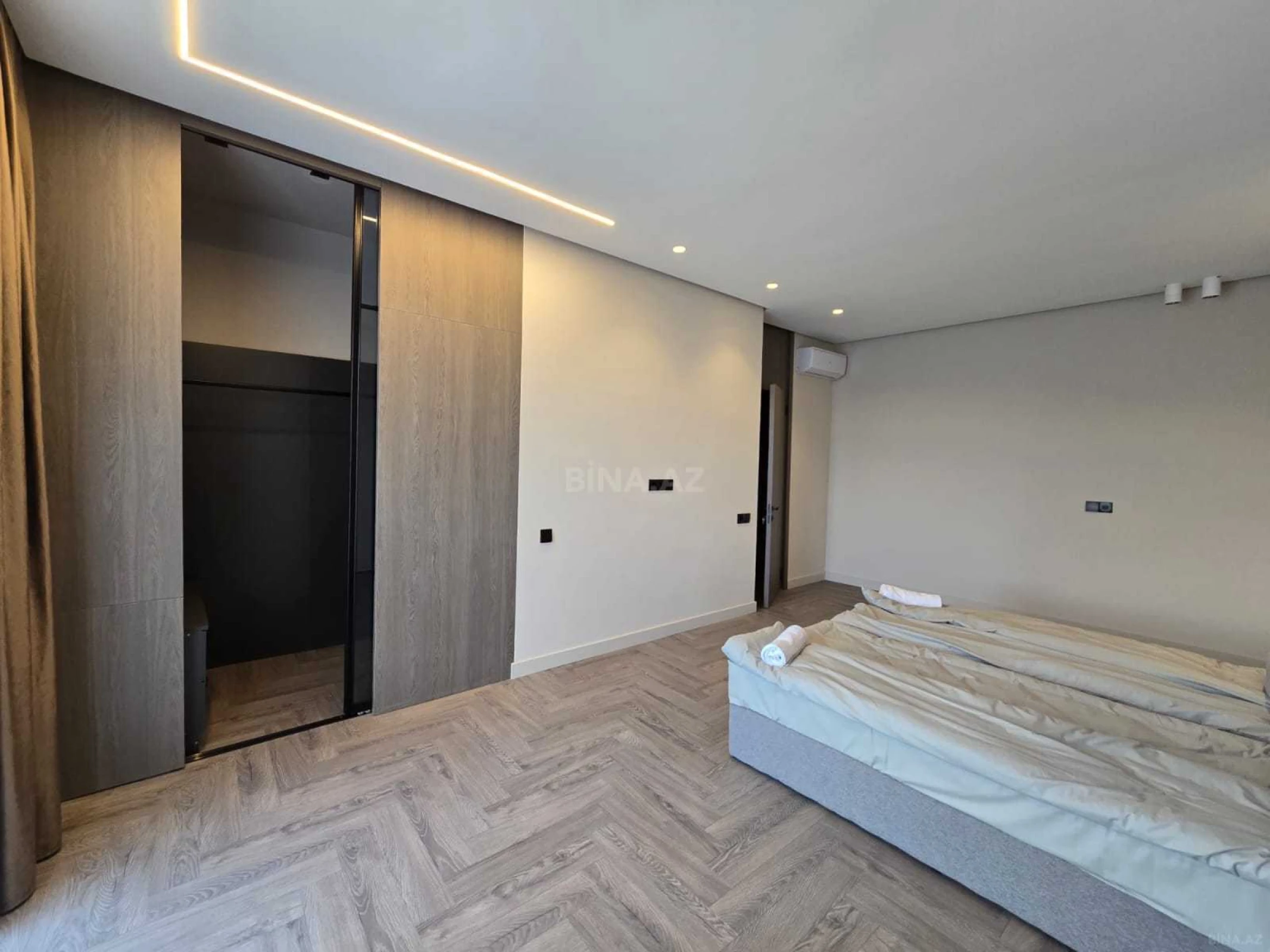 Satılır 3 otaqlı mənzil 158 m²