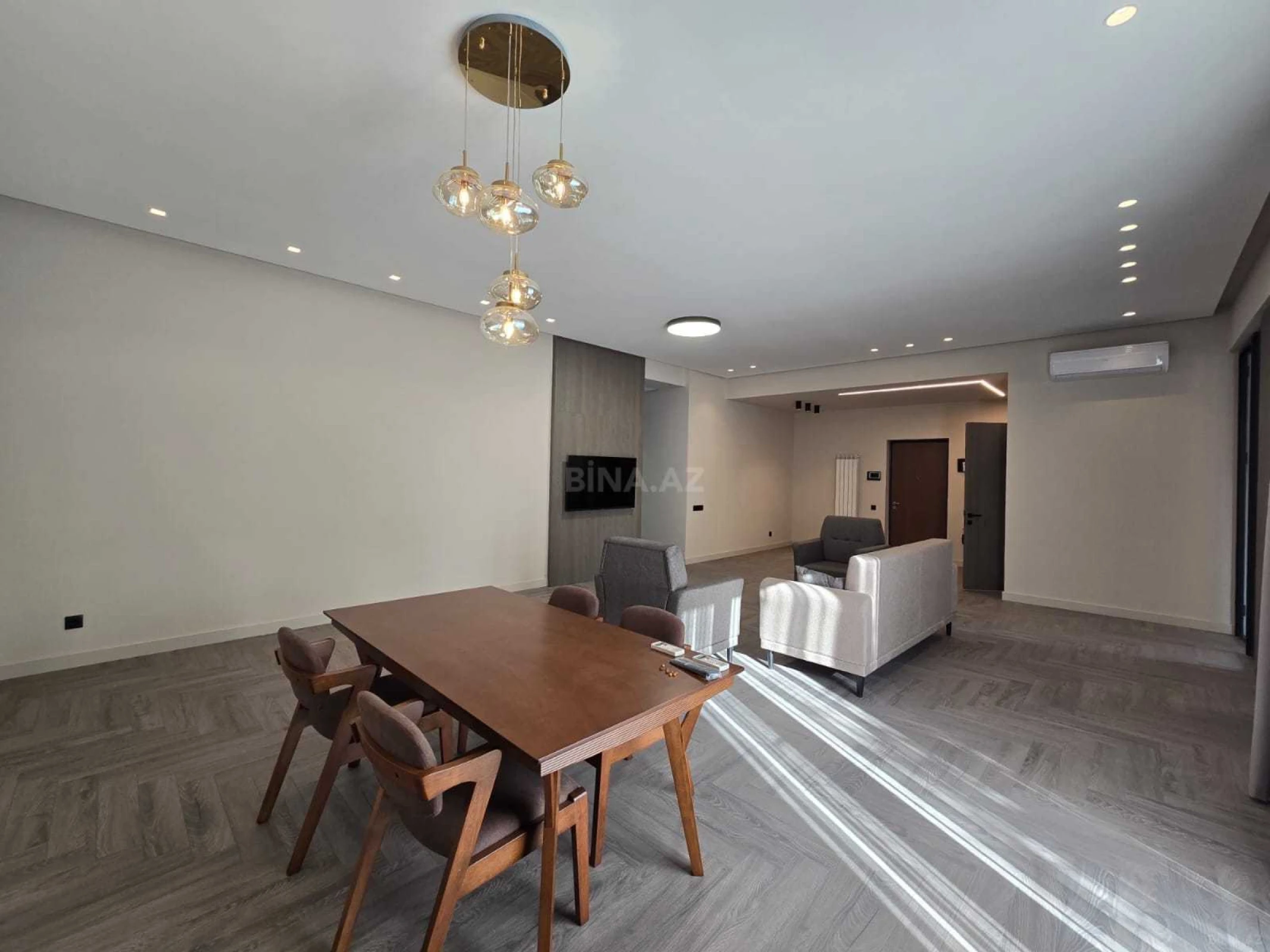 Satılır 3 otaqlı mənzil 158 m²