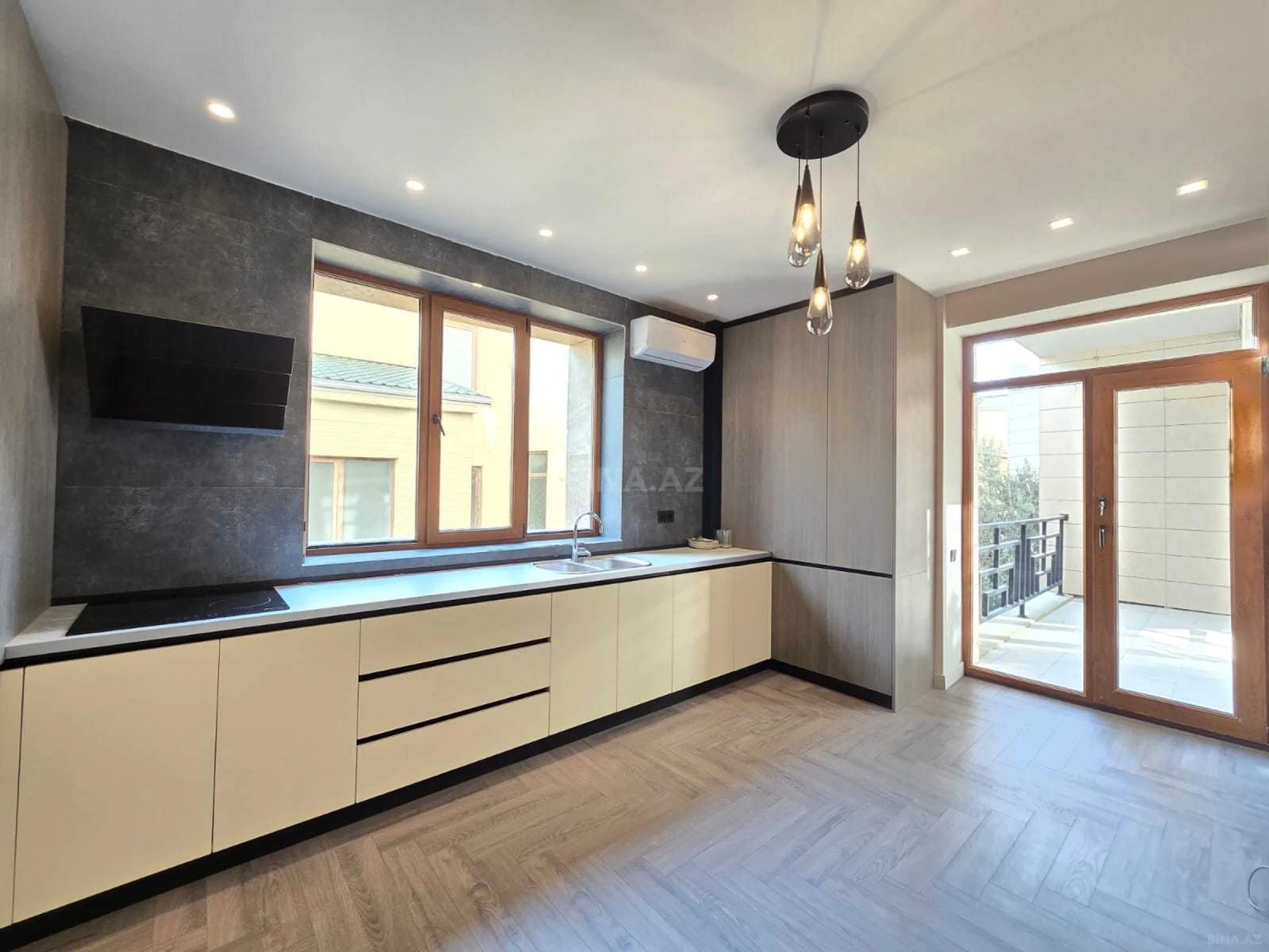 Satılır 3 otaqlı mənzil 158 m²