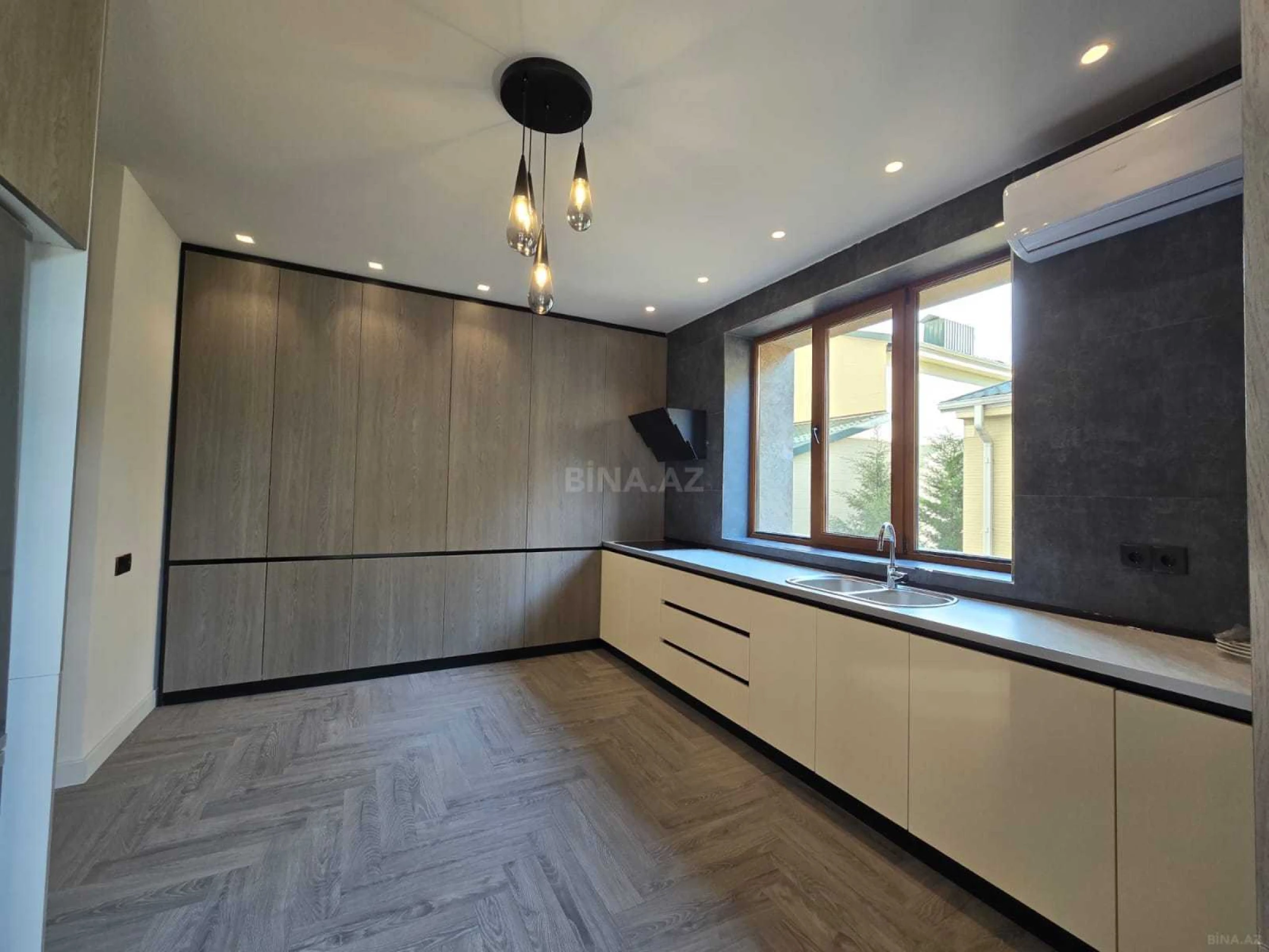 Satılır 3 otaqlı mənzil 158 m²