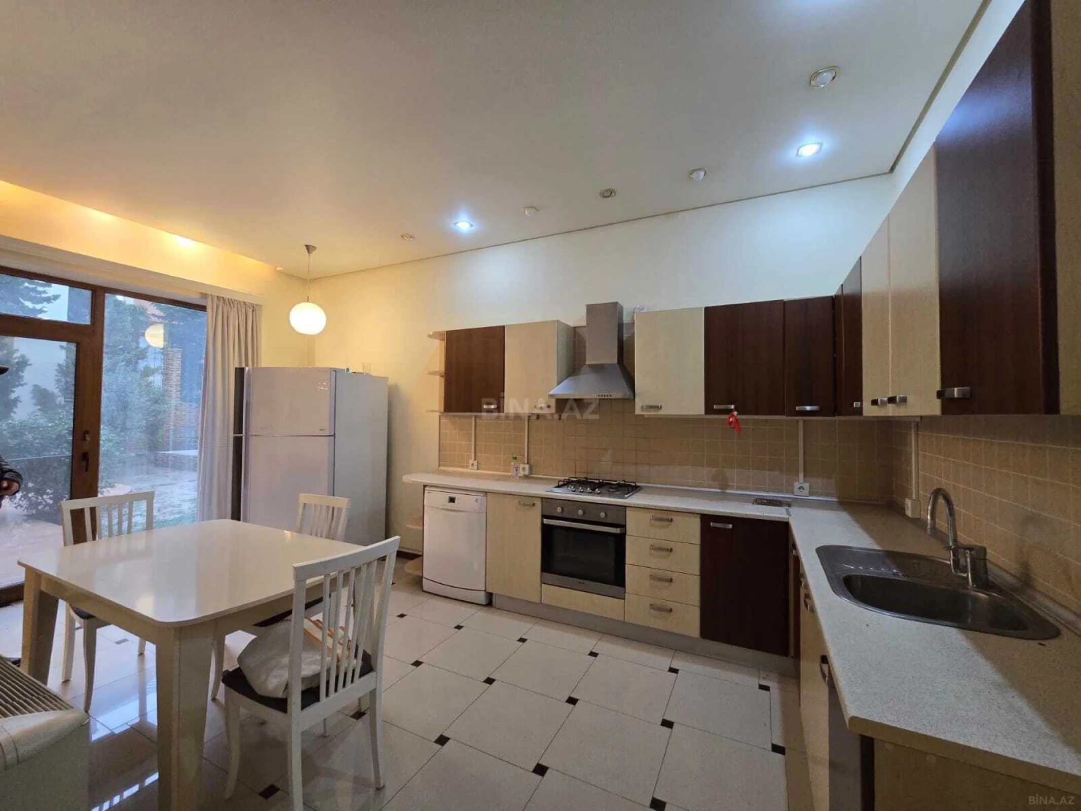 Kirayə verilir 6 otaqlı həyət evi 350 m²