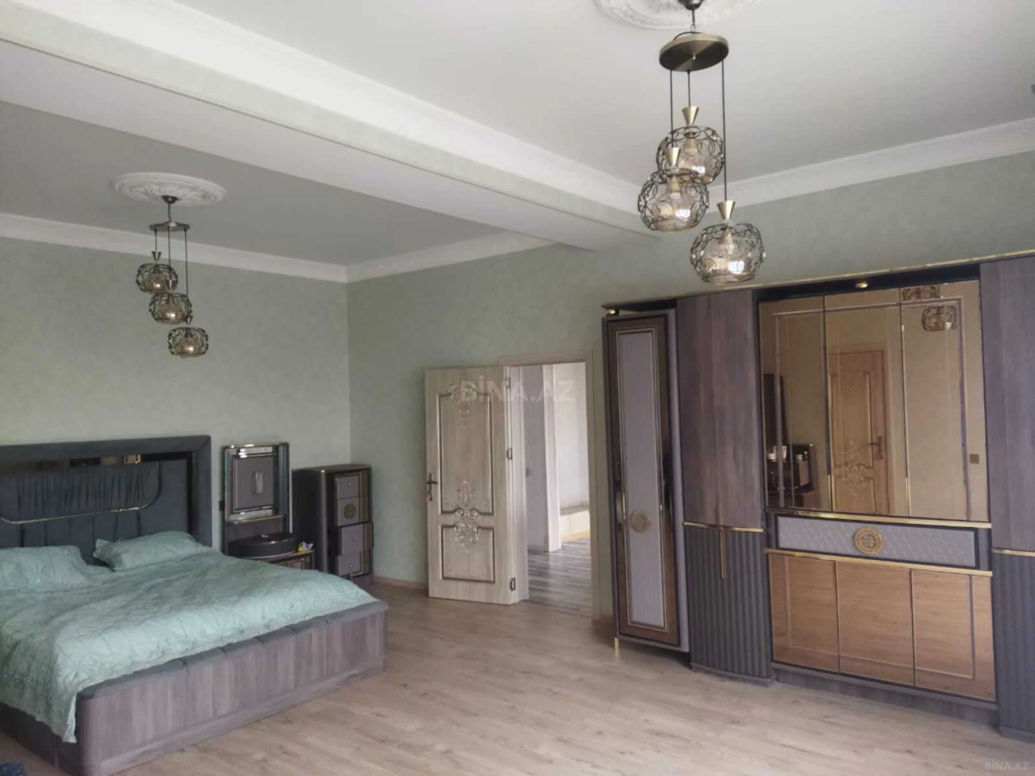 Satılır 10 otaqlı həyət evi 400 m²