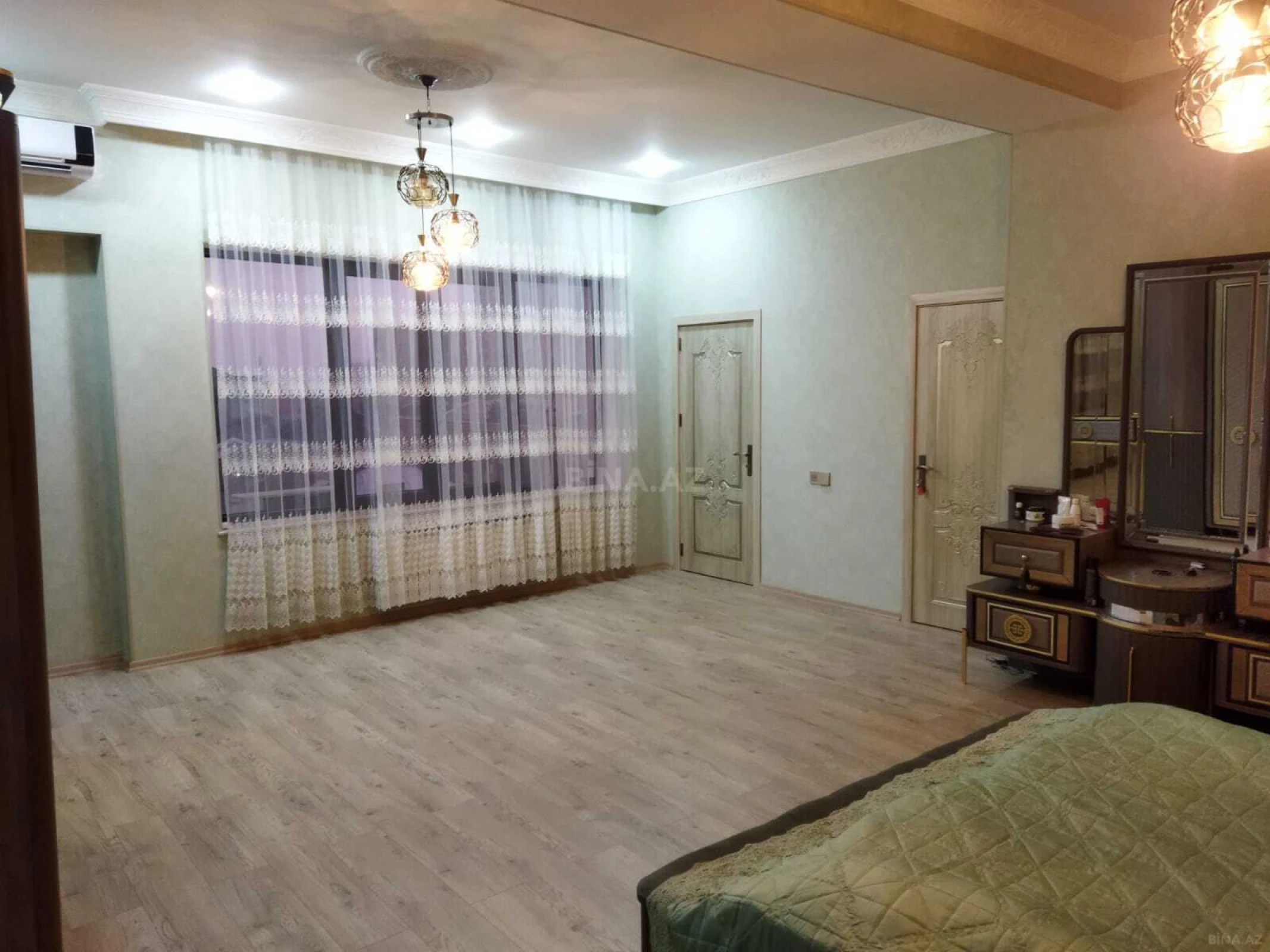 Satılır 10 otaqlı həyət evi 400 m²