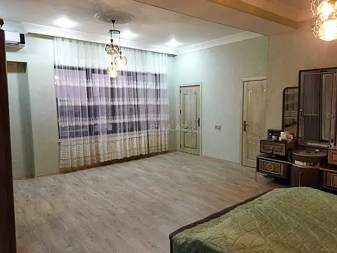 Satılır 10 otaqlı həyət evi 400 m²
