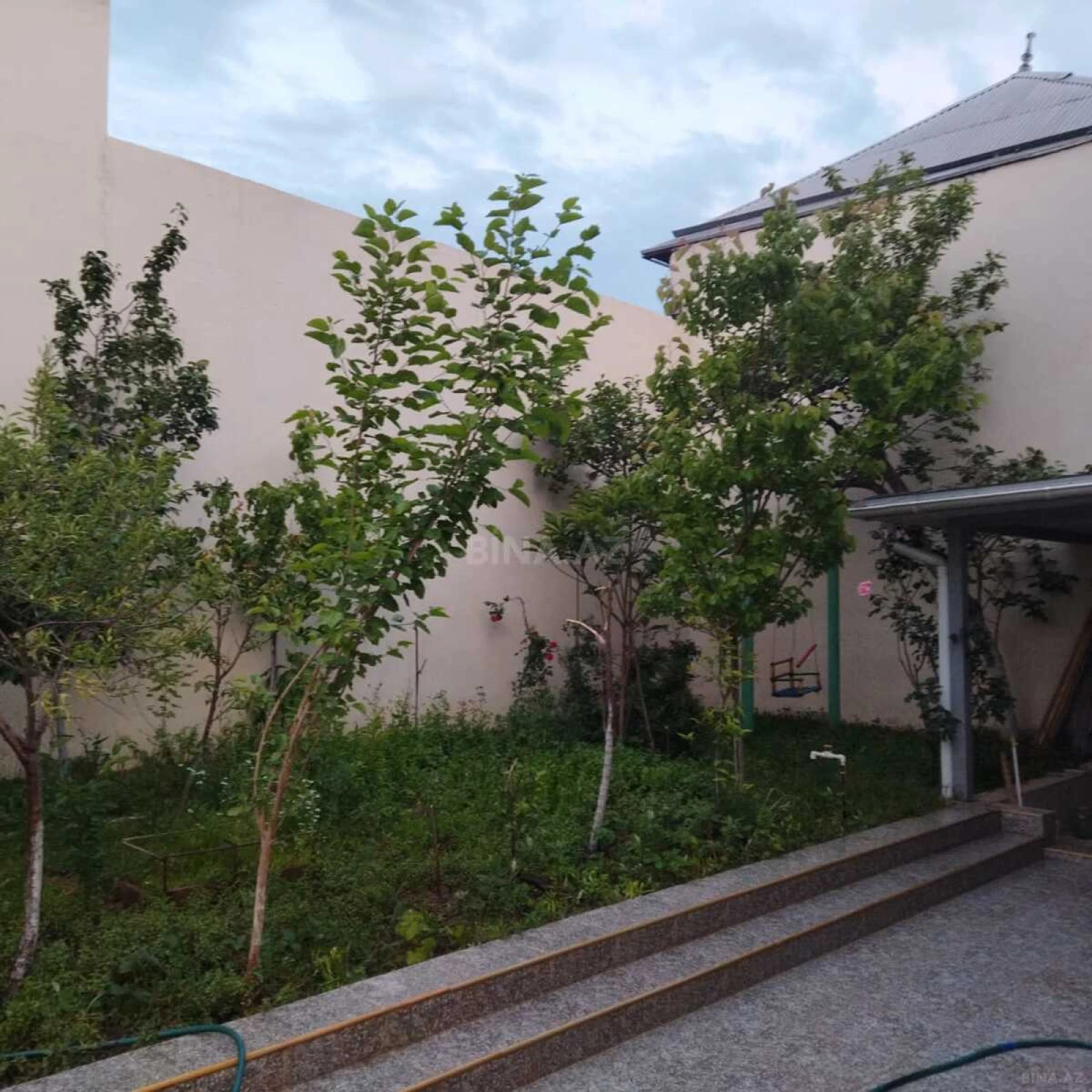 Satılır 10 otaqlı həyət evi 400 m²