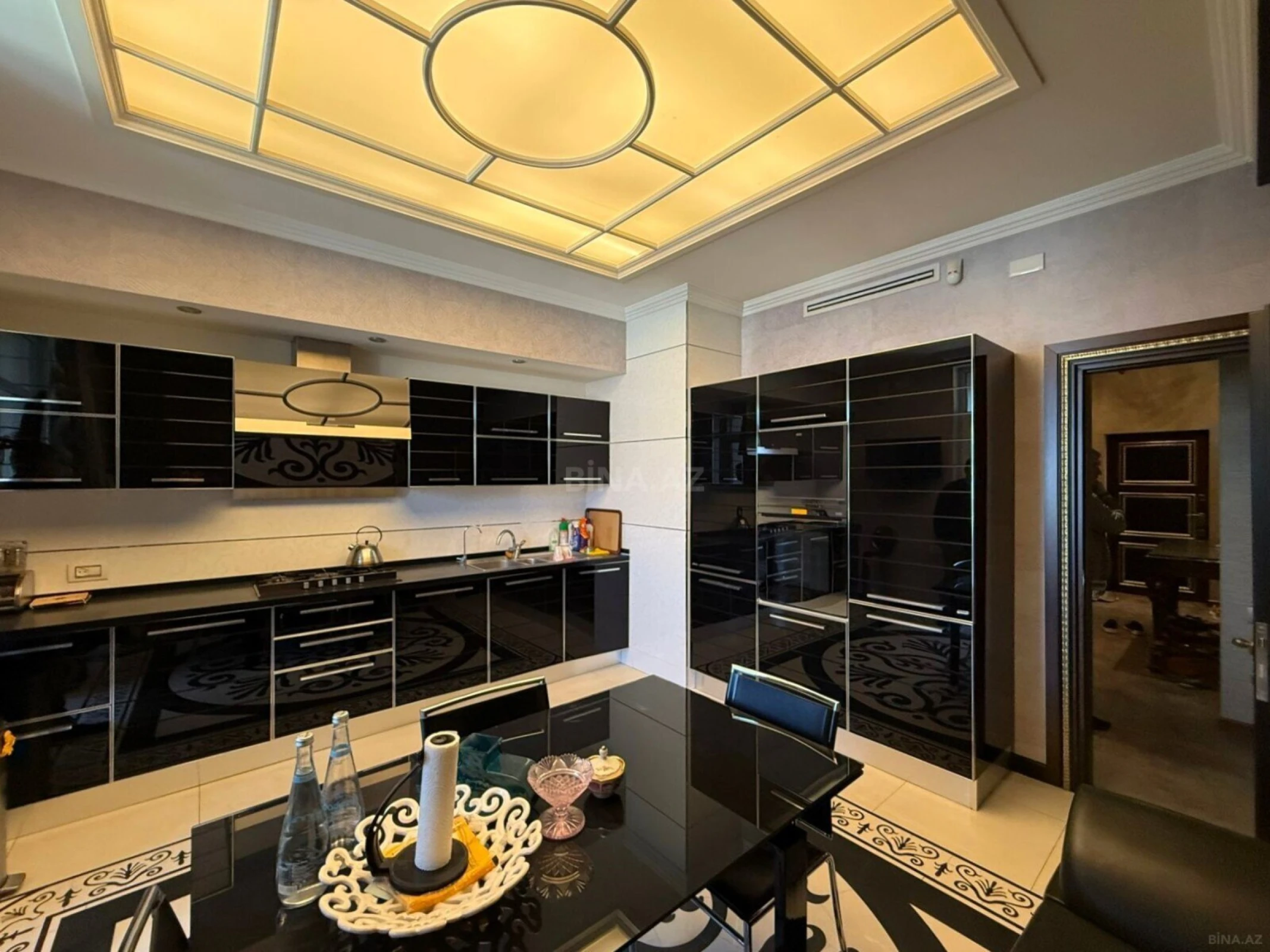 Satılır 4 otaqlı mənzil 200 m²