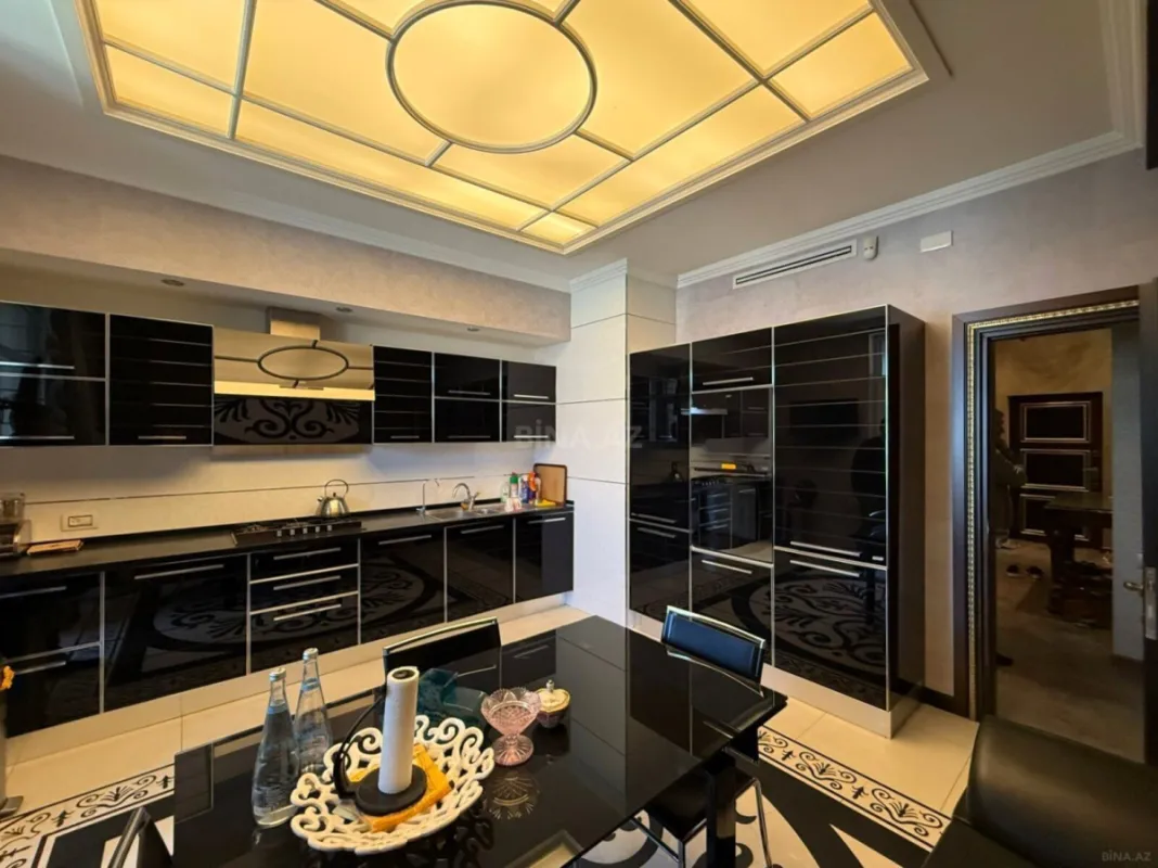 Satılır 4 otaqlı mənzil 200 m²