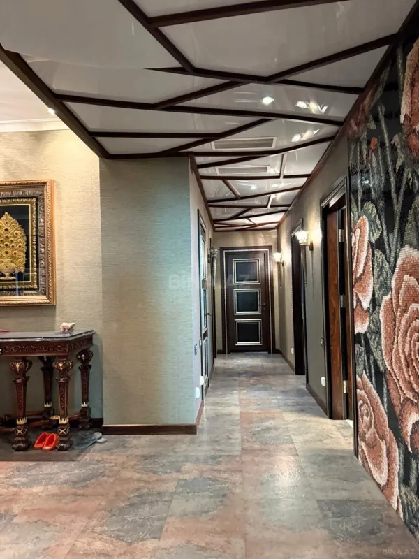 Satılır 4 otaqlı mənzil 200 m²